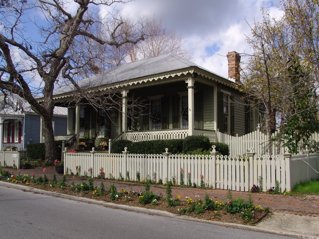 Victorian cottage, Seville Quarter, Pensacola (12-30-2011)