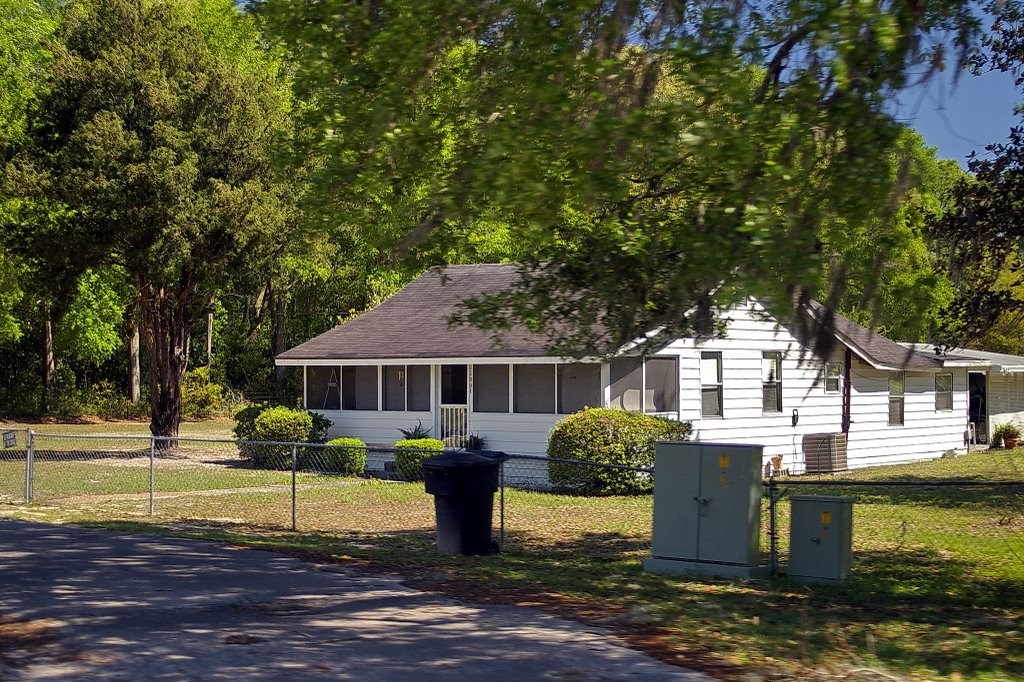 2009 Along Florida US 98 "Modest home"
