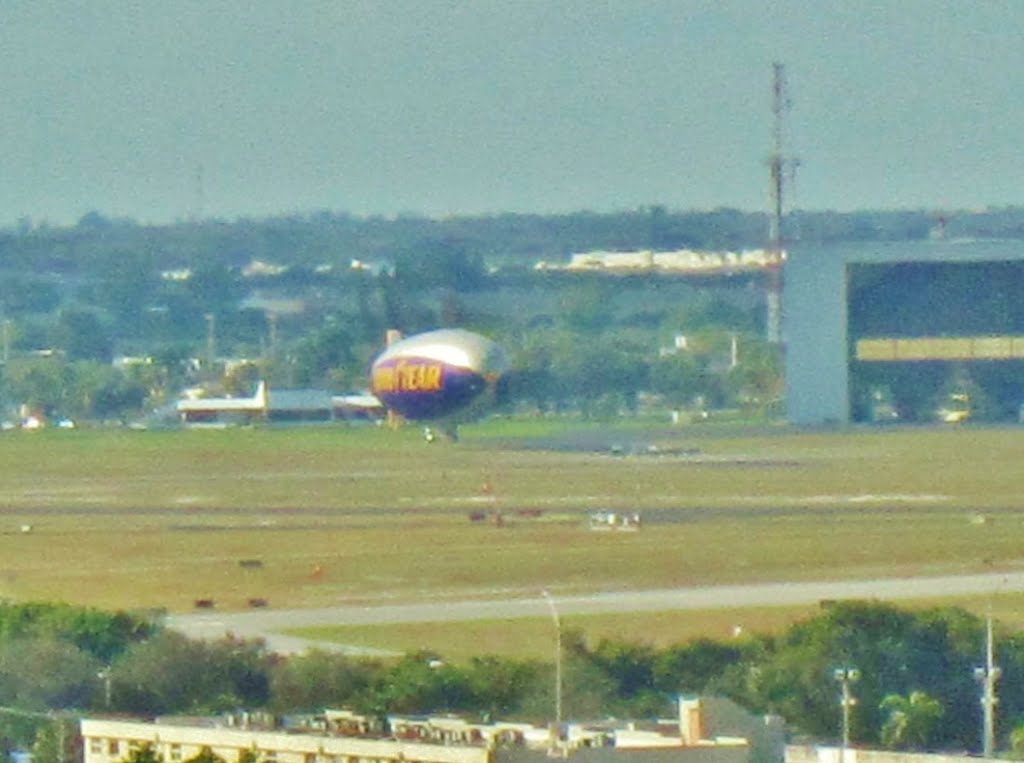 Le dirigeable " Good Year " à lentrée de son hangar. / The Good Year balloon lifting near its garage