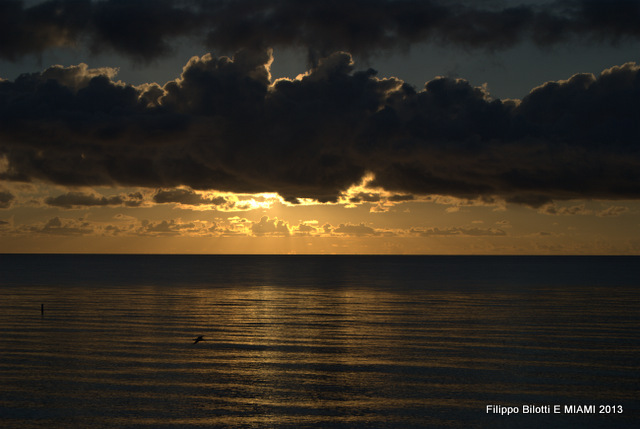 F.B.El sol juega con las nubes.