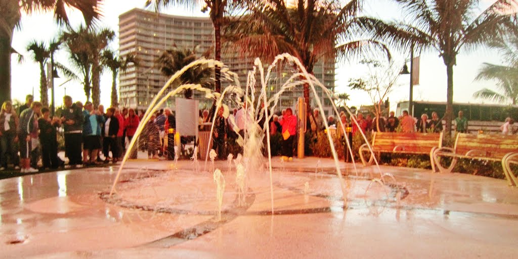 Nouvelle fontaine rafraîchissante pour petits et grands. Lets cool young and old kids under the new Fountain, Pompano Beach, Florida