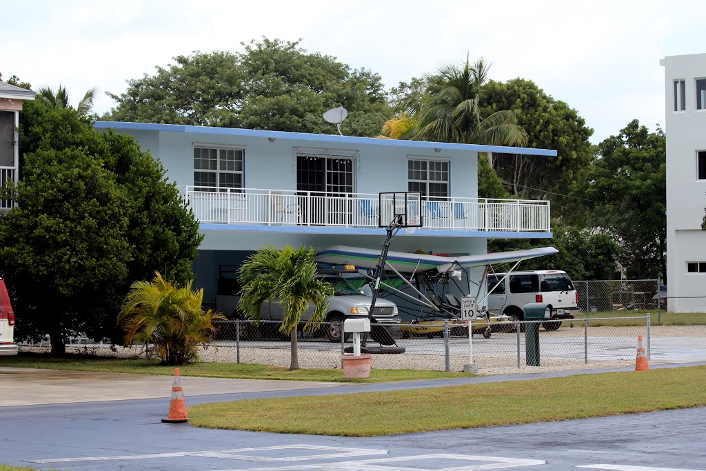 House-Hangar at TavernAero Private Airfield - Tavernier Creek - Islamorada Key