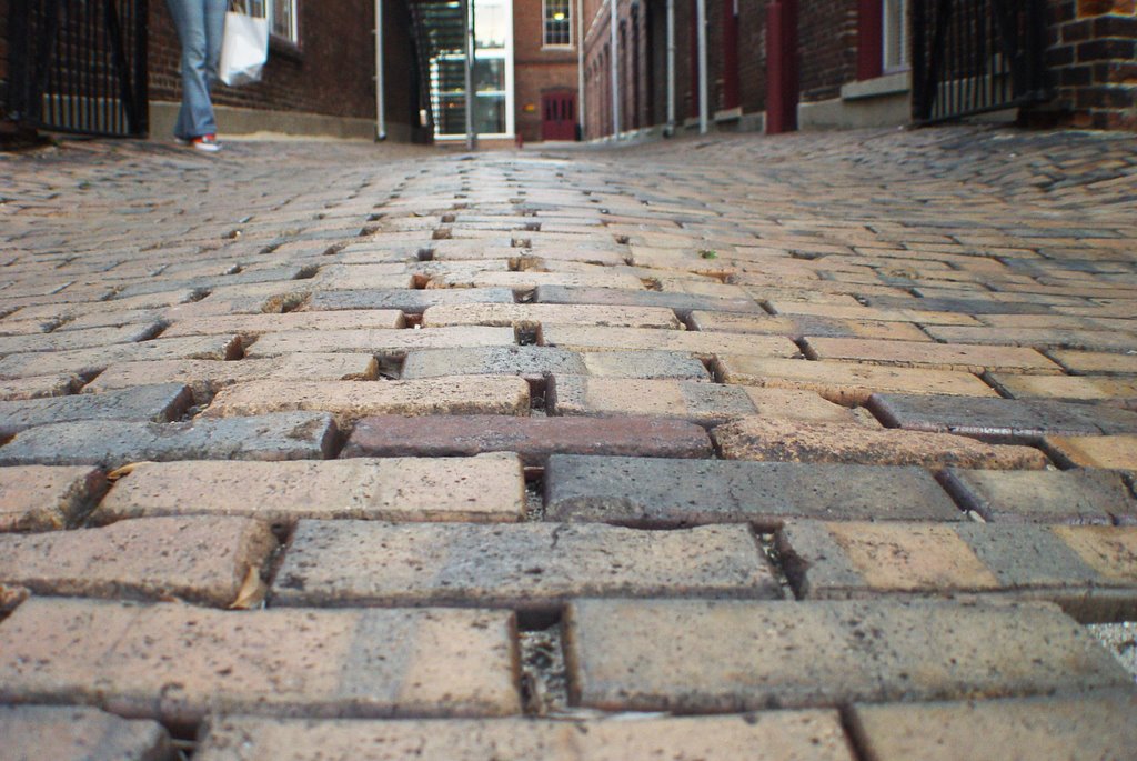 brick alley to courtyard, Ybor Square (10-2009)