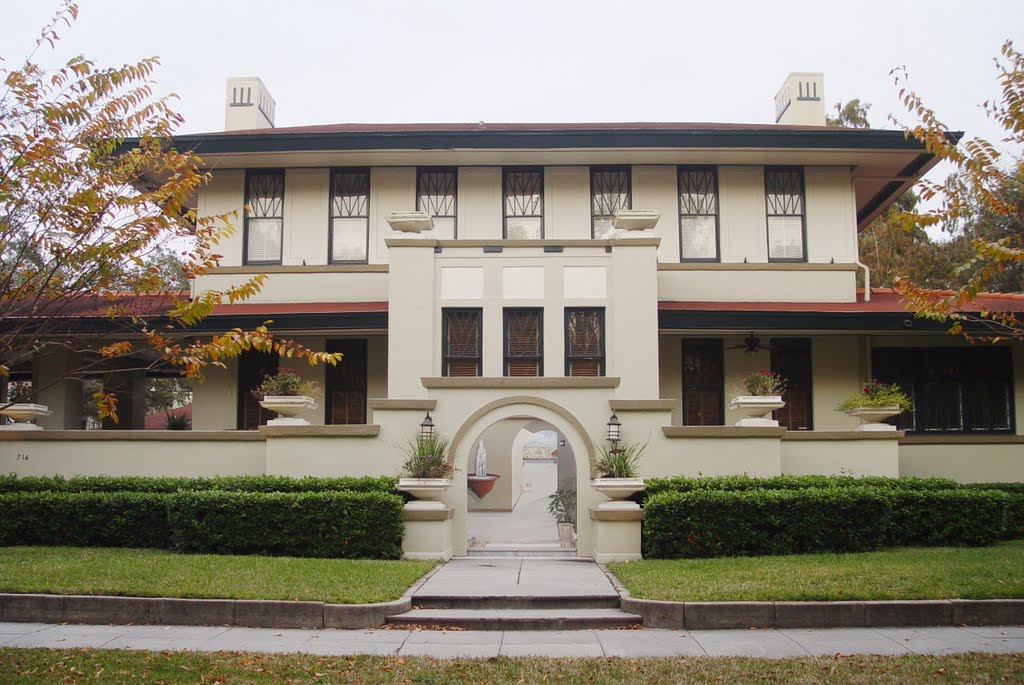 rare Prairie School style house, built in 1916 (1-2010)