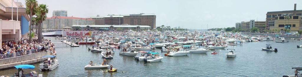 panoramic of 100s of boats watching Flugtag 08 (7-2008)
