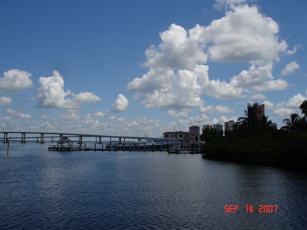 FORT MYERS DOWNTOWN FROM CALOOSAHATCHEE RIVER