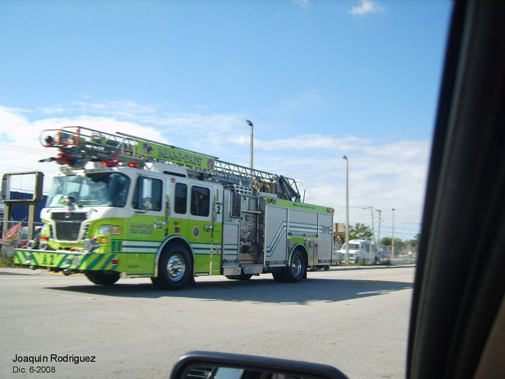 Camion de bomberos se dirige al area del accidente
