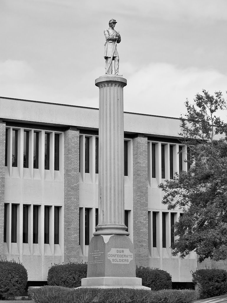 Greenwood Confederate Monument on the Greenwood Courthouse Lawn