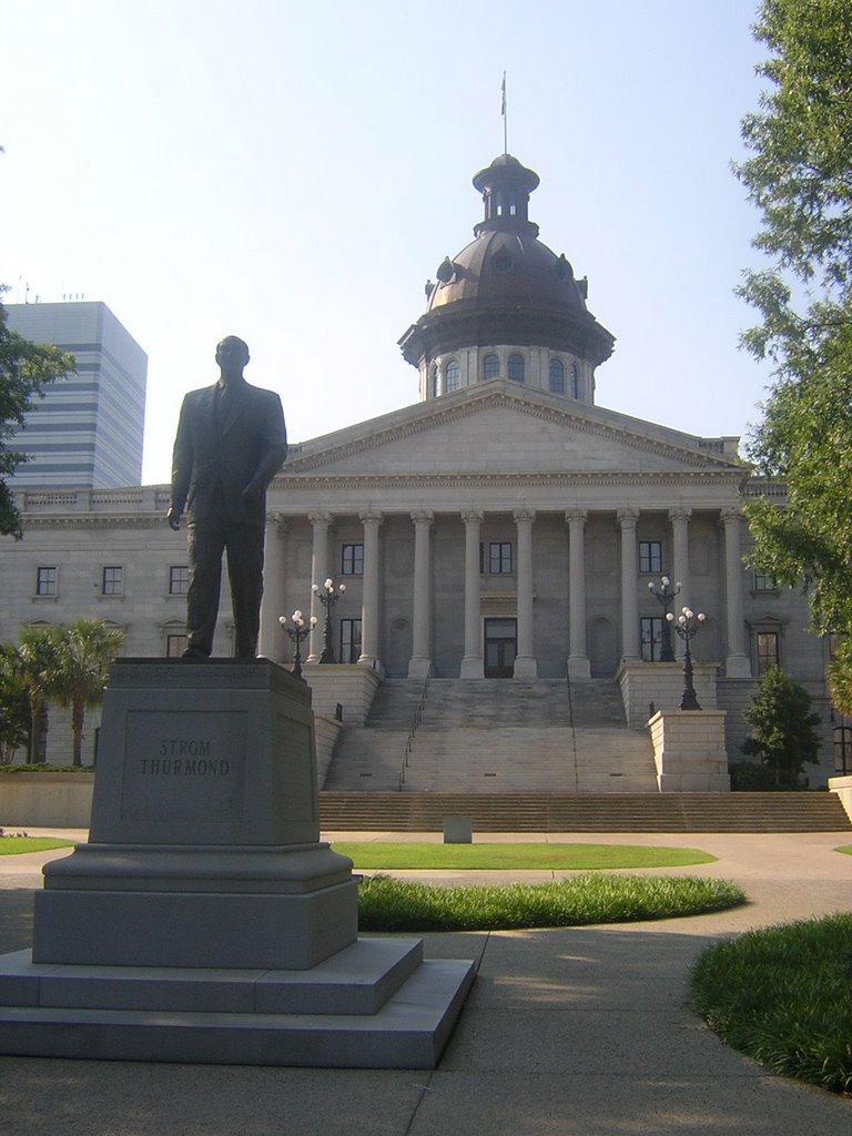 SC Statehouse With Strom Thurmond Statue 6-21-2008