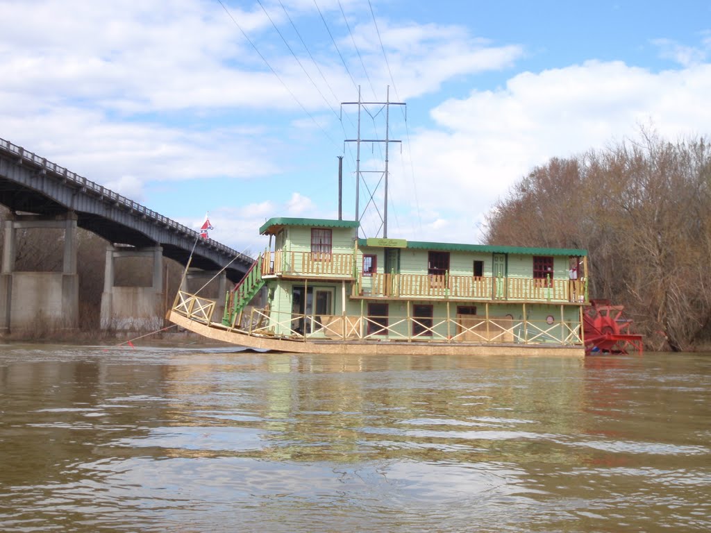 The Riverboat "Dixie Queen"