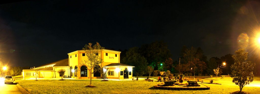 DSC07120p BAPS Temple at Night