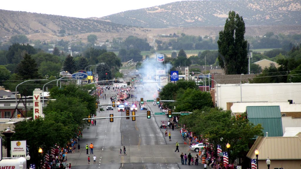 Looking West up Vernal Utah Main Street