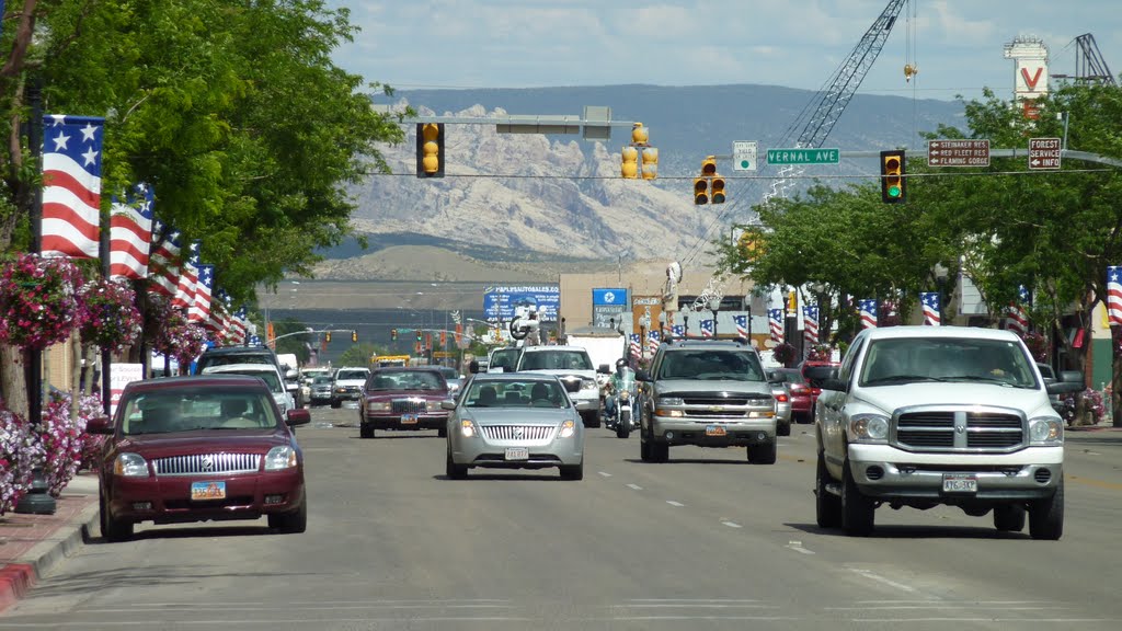 Vernal Main street looking East from Vernal Avenue