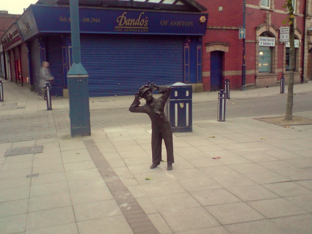 NEW BRONZE STATUE, MARKET AVE, ASHTON UNDER LYNE, LANCASHIRE, ENGLAND, UK