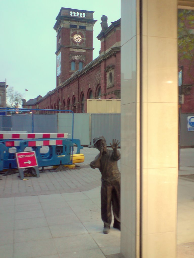NEW BRONZE STATUE, ASHTON UNDER LYNE, LANCASHIRE, ENGLAND, UK