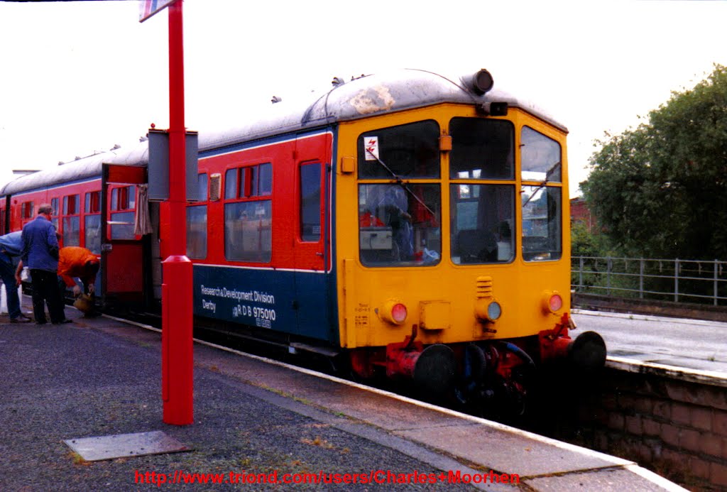 British Rails Research and Development DMU Photo, Iris, at Banbury station in the late 1980s