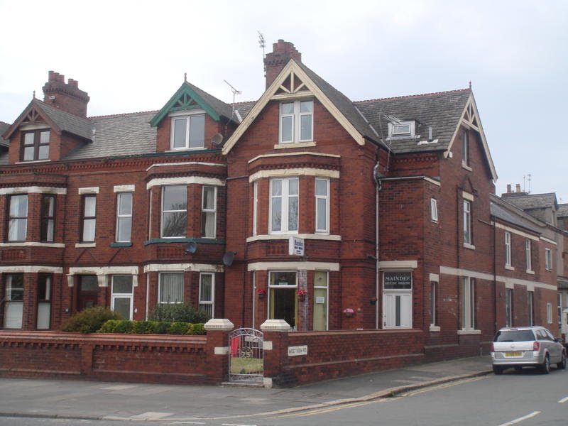 Maindee Guest House (75 Abbey Road, Barrow-in-Furness, Cumbria, United Kingdom LA 14 5 ES. 英格蘭福爾聶斯的巴洛阿比路75號。