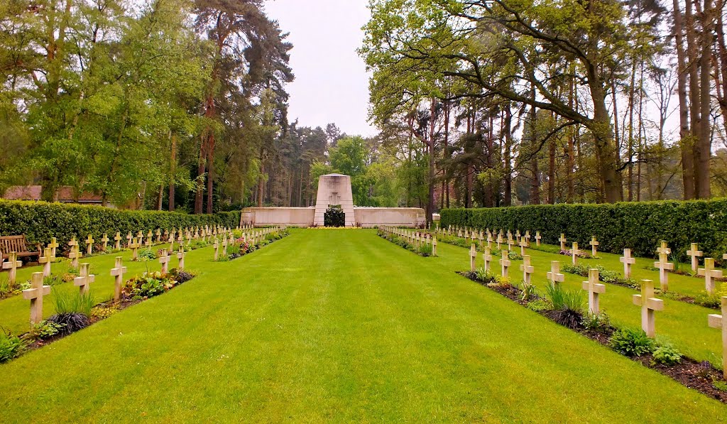 Brookwood Military Cemetery French Soldiers Plot Graves.May 2014.