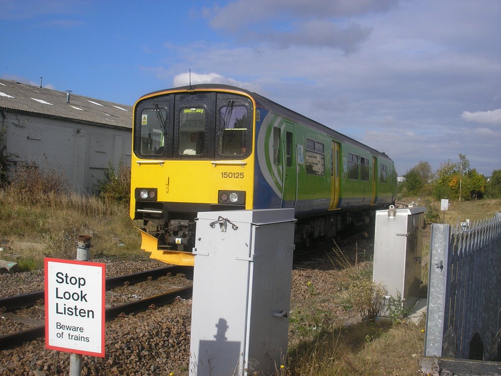 Class 150 leaves Bedford St. Johns for Bedford Midland