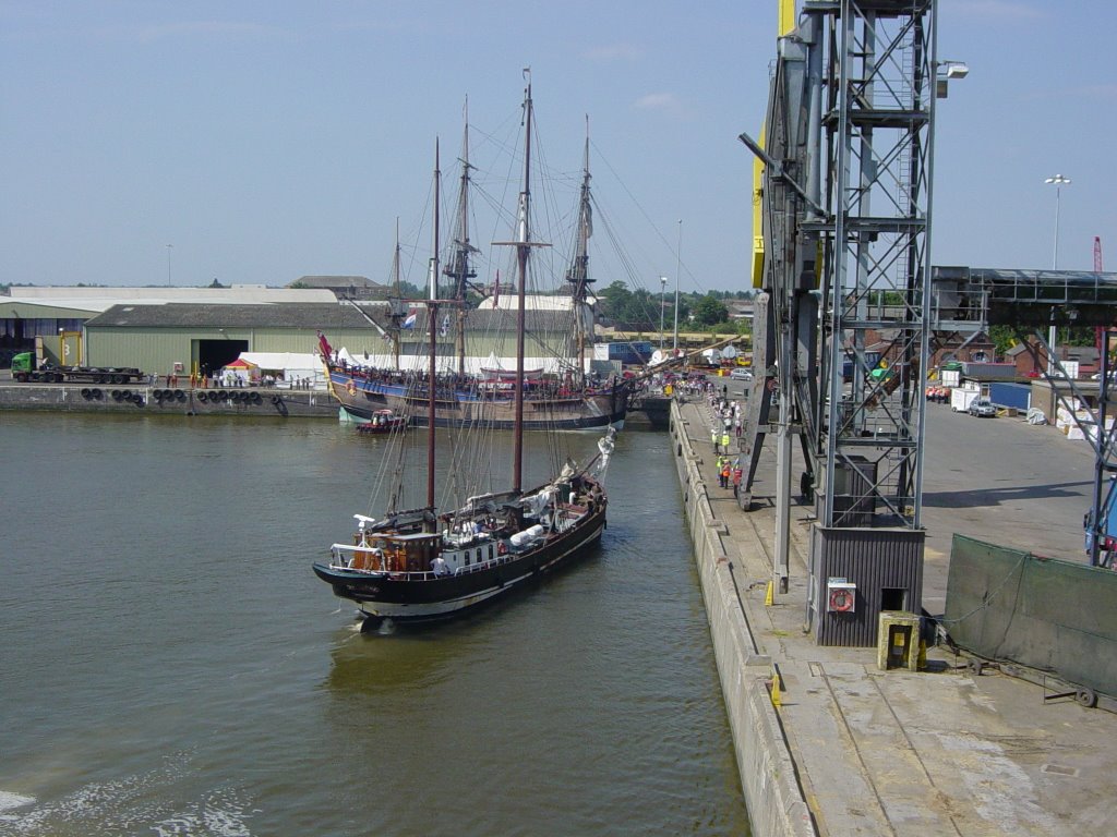 HMS "Endevour" arriving Boston Port 2002