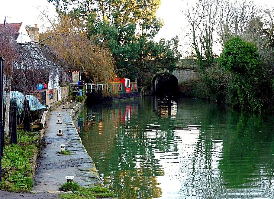 Canal moorings - next to pub