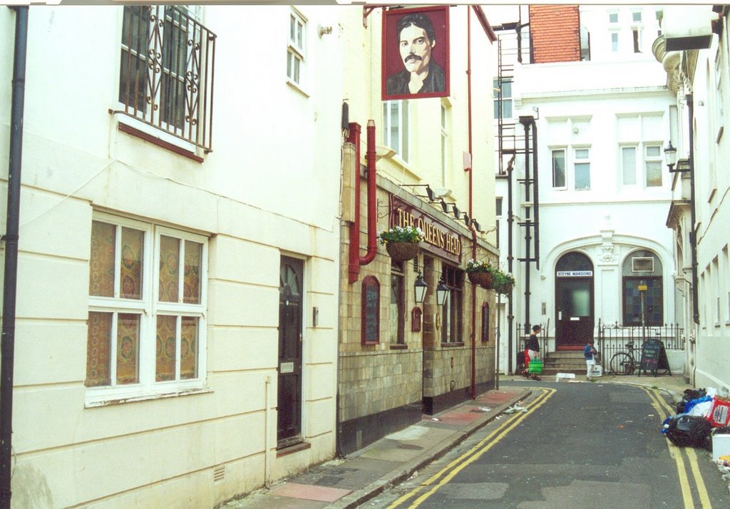 THE QUEENS HEAD A GAY BAR IN BRIGHTON