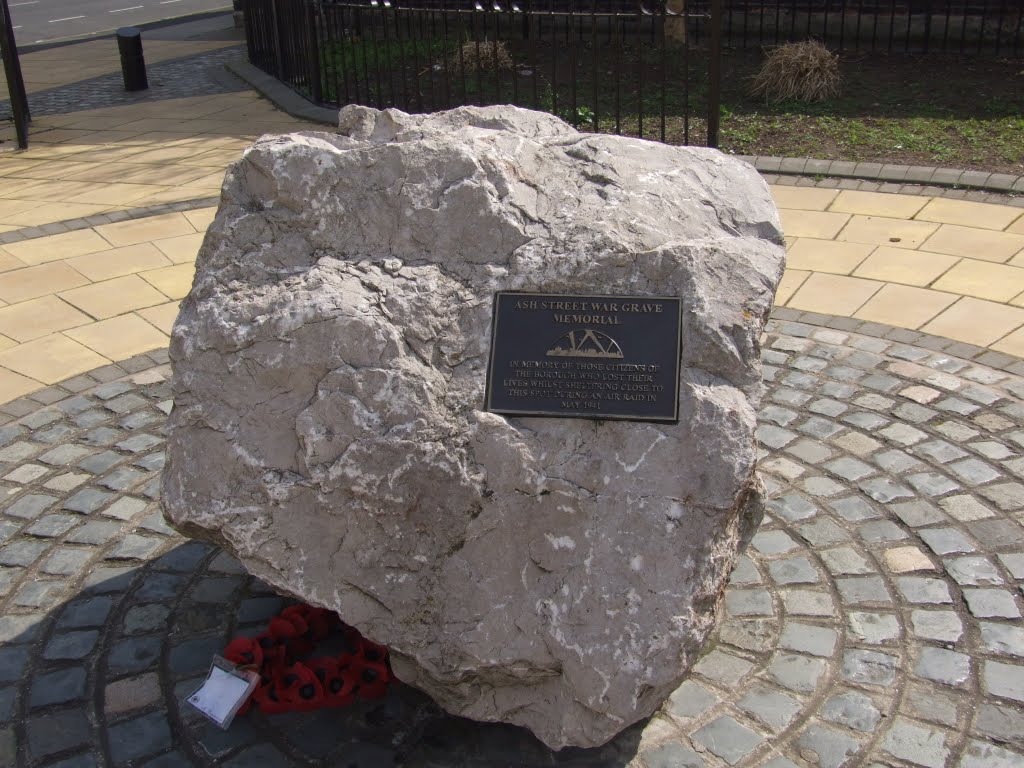 War Memorial to The People That Lost There Lives When The Co-Op  Air Raid Shelter Suffered a Direct Hit On The 7 of May 1941. R. I. P.