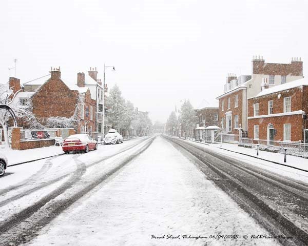 Berks, Wokingham, Broad Street snowing Sunday morning April 2008