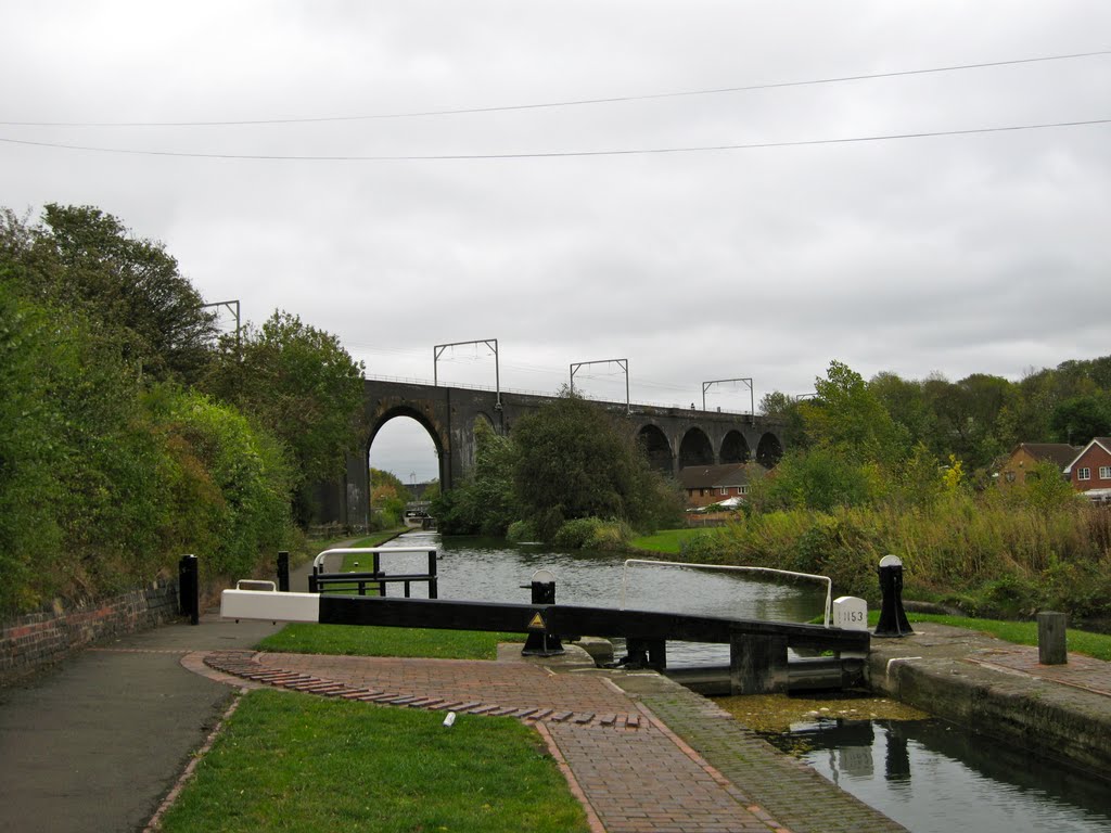 Oxley Viaduct (Grade II Listed Building) passing over the Birmingham Canal Main Line
