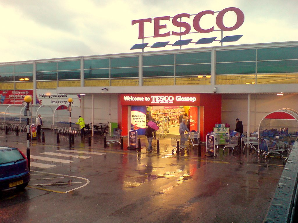 TESCO, GLOSSOP, DERBYSHIRE, ENGLAND, UK