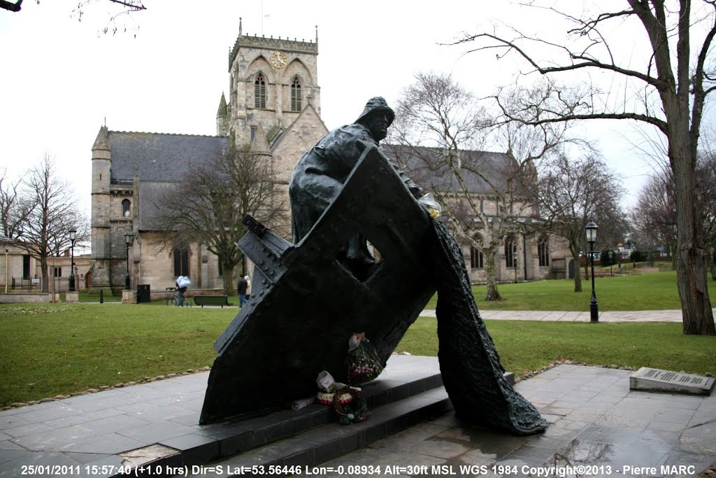 2011 - England - Lincoln Shire - Grimsby - Fishermen Memorial and St James Church.