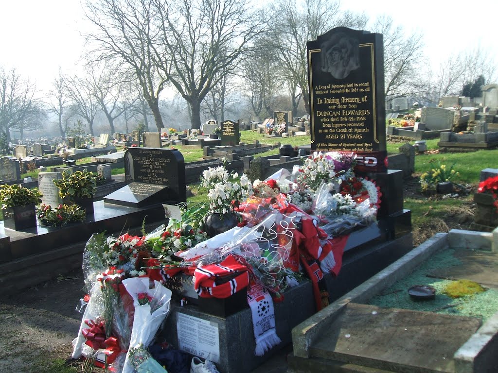 Duncan Edwards grave on the 50th anniversary