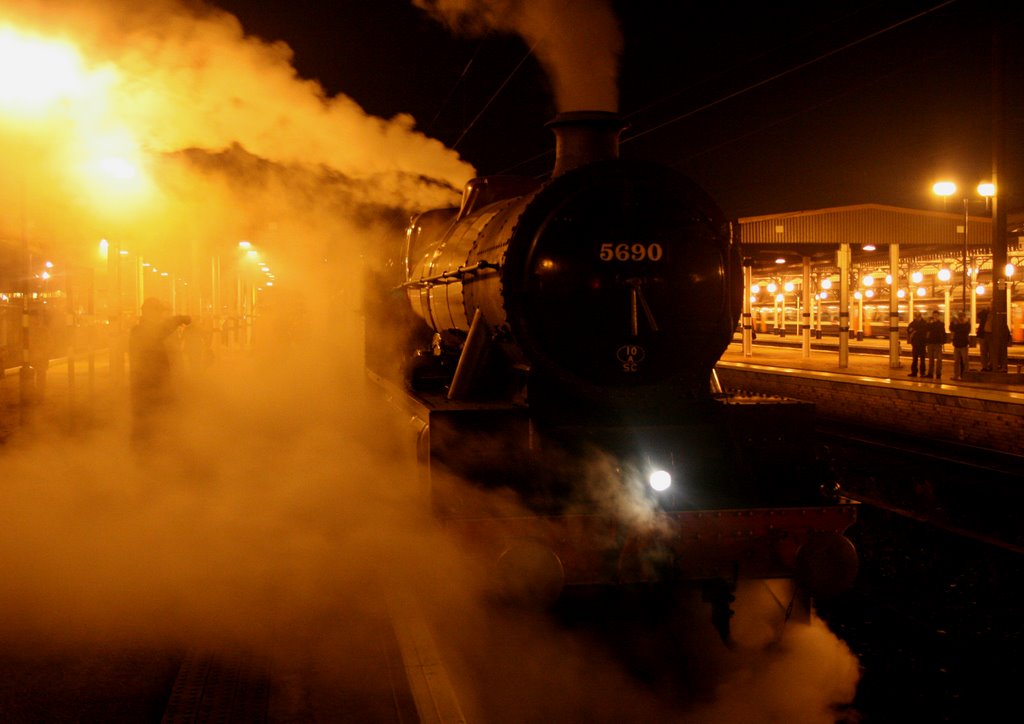 5690 LEANDER makes an atmospheric departure from York  with 1Z64 York - Rose Grove 28th November 2009