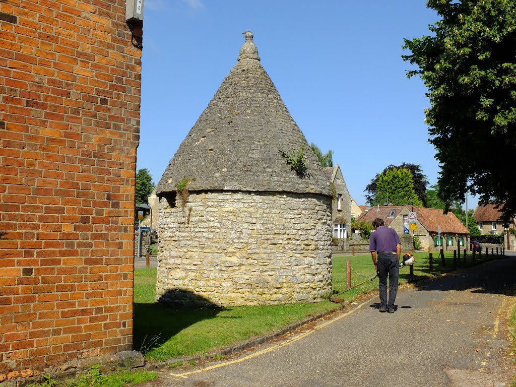 Harrold village Green with its old Roundhouse Jail.