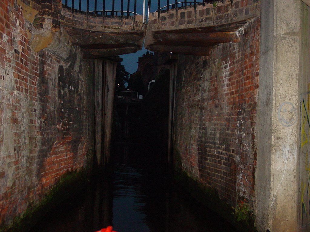 Entering Kidderminster Lock Chamber