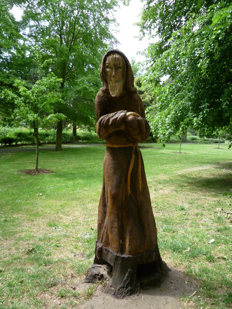 tree carving art. the walks, kings lynn, norfolk. may 2011.