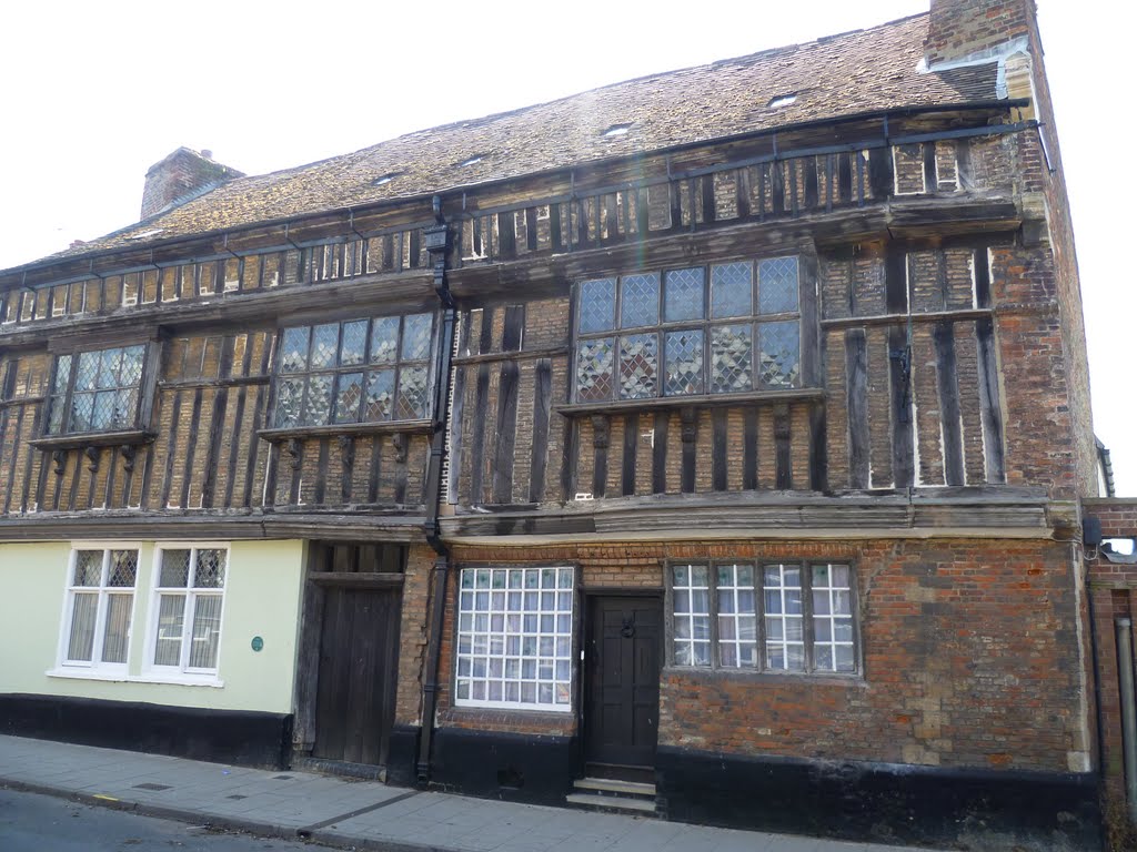 the greenland fisheries building, built c1605 erstwhile pub for fishermen and whalers, among many other uses. survived bombing in both world wars. july 2011.