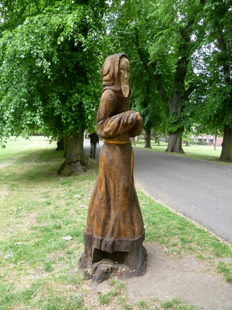 tree carving art. the walks, kings lynn, norfolk. aug 2011.