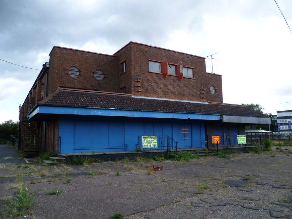88. sad state of the old pilot cinema, kings lynn, norfolk. aug 2011.
