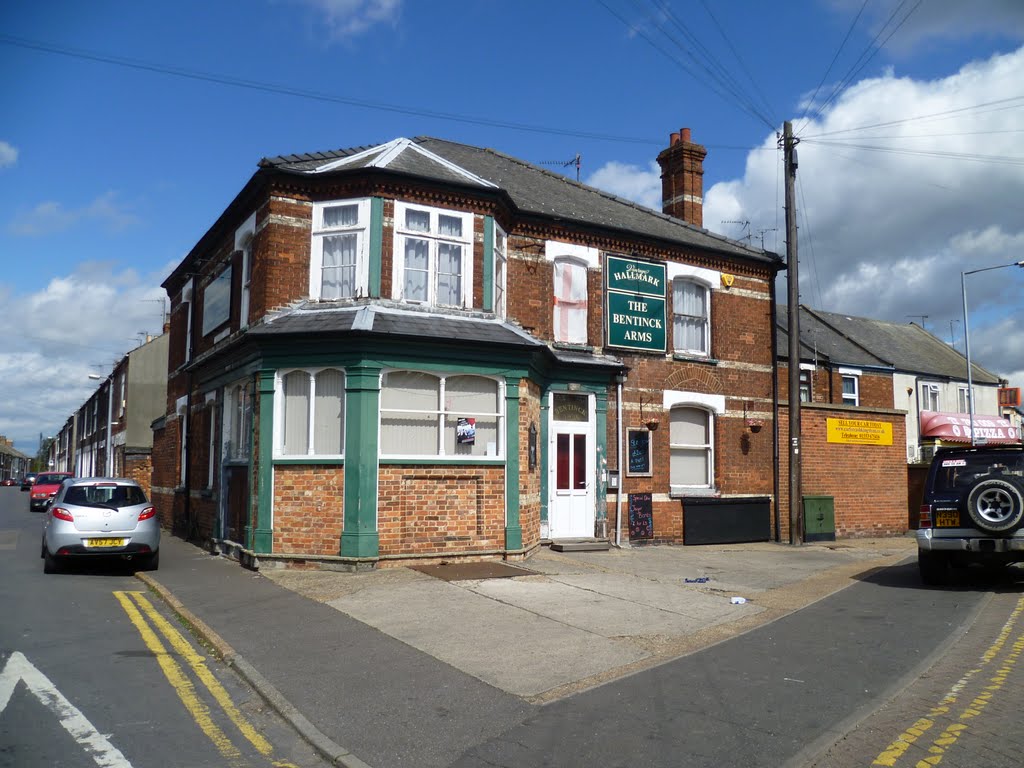 95. the bentinck public house, loke road, kings lynn, norfolk. named after the person who built kings lynn docks, which are nearby. 1915 zeppelin air raid killed two people in the street to the left.  aug. 2011.