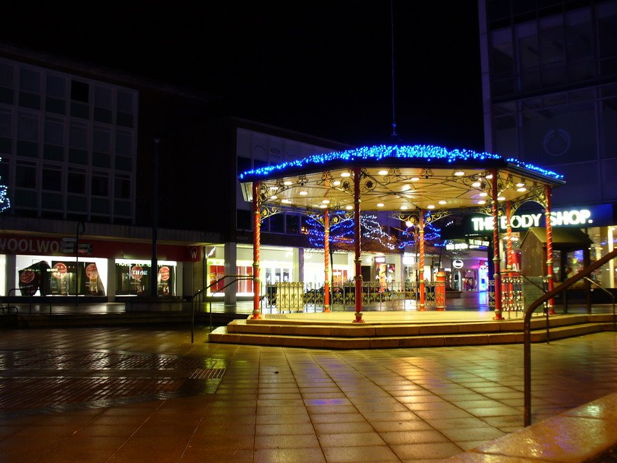 Crawley_town centre at night - Queens Square