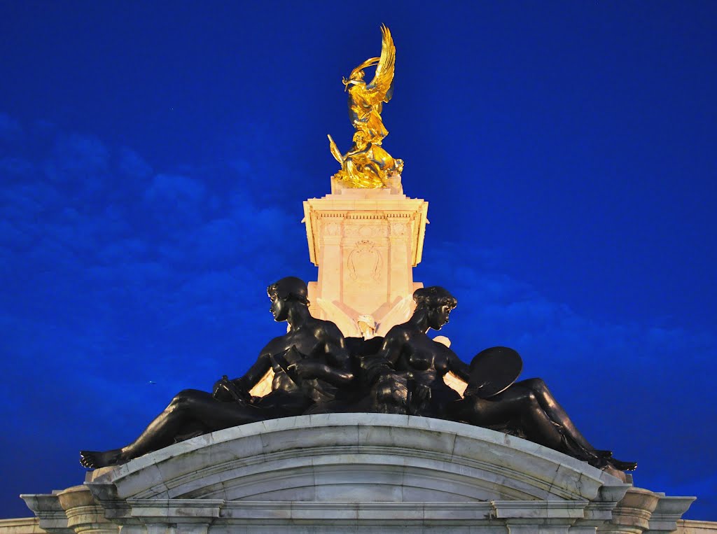 Quenn Victoria Memorial Statue; London * Olympist ©