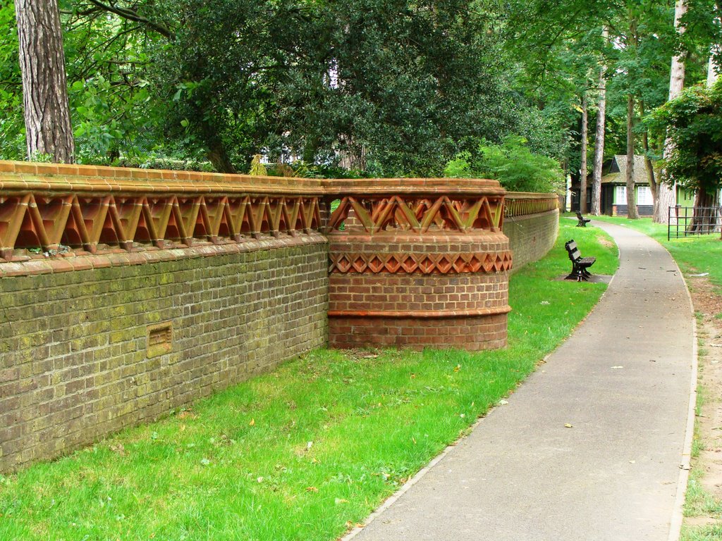 Daisy Chain Wall, Wardown Park