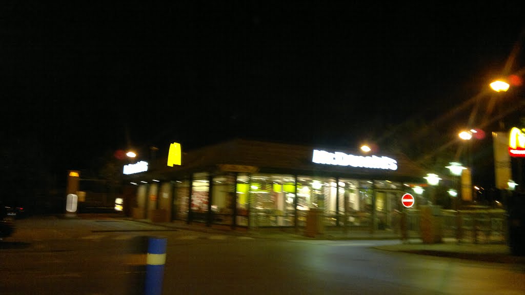 McDonalds Mansfield Leisure Park at Night