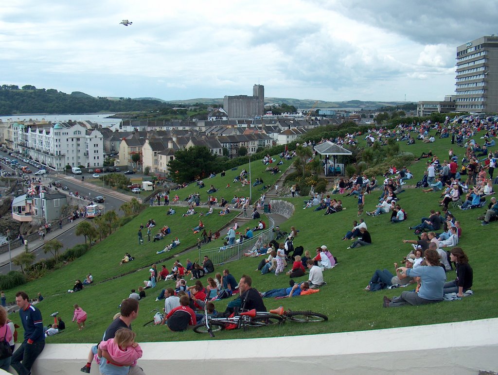 The Hoe, Plymouth Uk. Offshore boatrace day. IV.