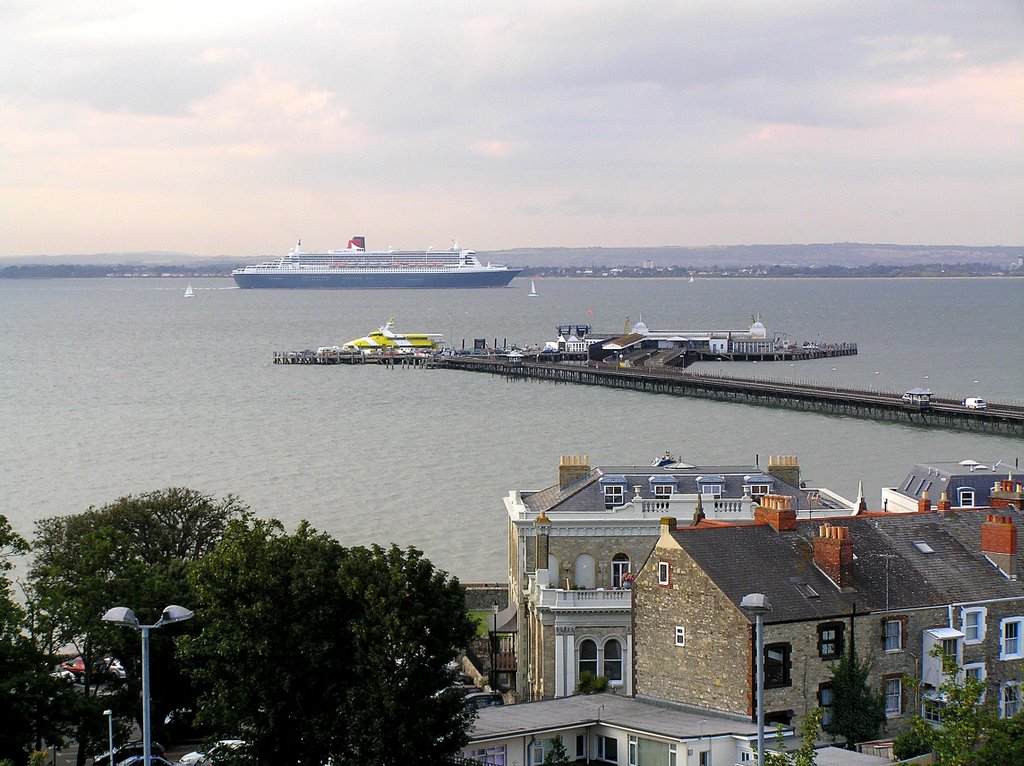 Queen Mary 2 passing Ryde Pier