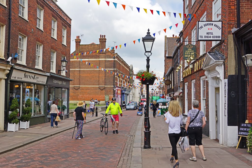 Walking by High St