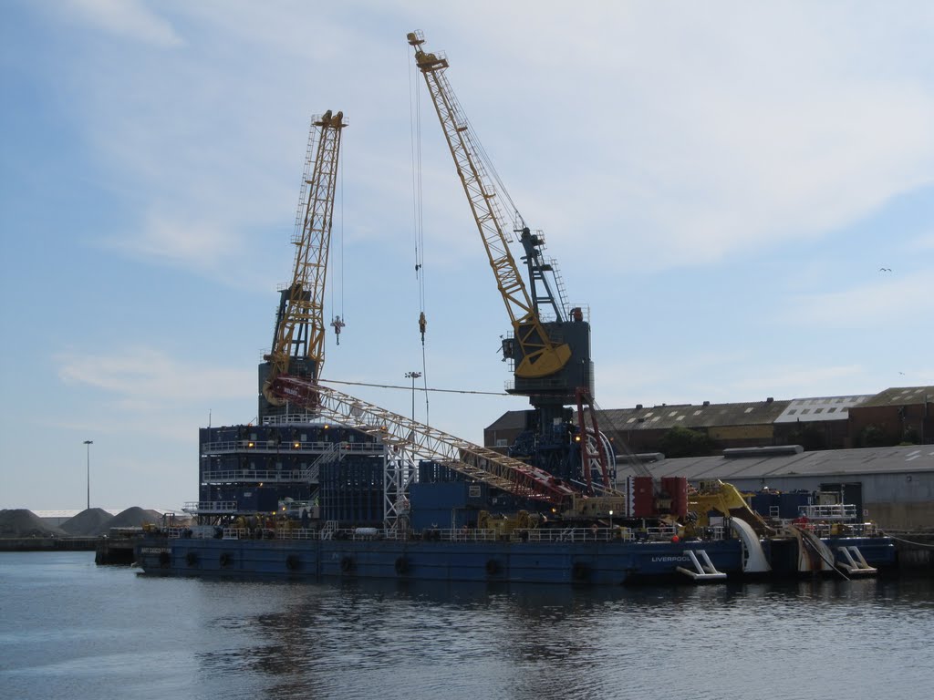 AMT Discoverer : Cable laying Barge : River Wear : Sunderland