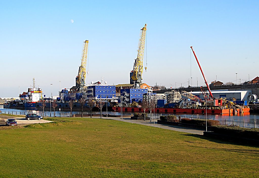 River Wear :: Barges and a Dredger  Prepare for their Next Assignment