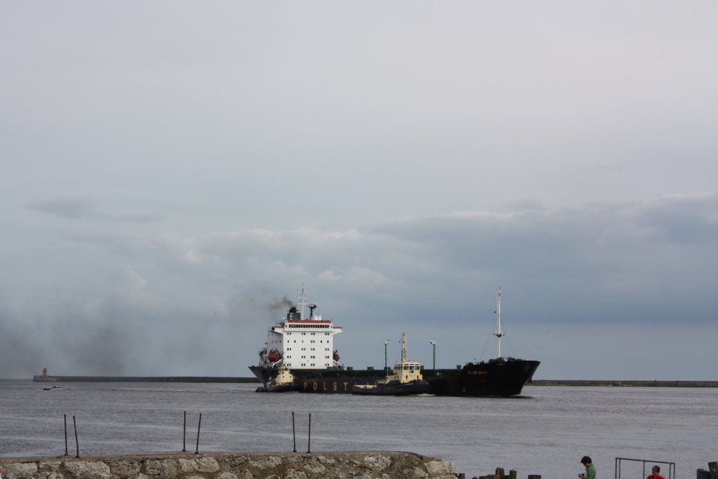 Geet big ship coming in with tugs attached